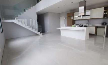 Casa Duplex 297m2 no Condomínio Brisas Jundiaí, 4 Suítes Sendo 1 Com Closet, Cozinha Americana, Acabamento em Porcelanato, Área Gourmet, Piscina