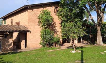 Chácara 15.000m2, Casa Sede com 4 Dormitórios, 2 Suítes, Área Gourmet com Churrasqueira, Casa de Caseiro, Lago, 2 Piscinas, Campo de Futebol, Quadra
