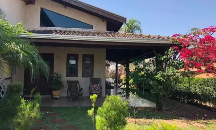 Casa Térrea 350m2, 3 Dormitórios, 1 Suíte Master com Banheira, 3 Vagas, Área Gourmet, Escritório, Despensa, SEM PISCINA.