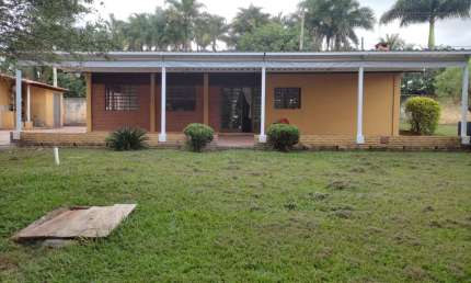 Chácara 2455m2 no Condomínio Santa Mônica, Casa Sede com 200m2, 2 Dormitórios, 2 Suítes, Área Gourmet com Churrasqueira, Piscina, Quintal Amplo