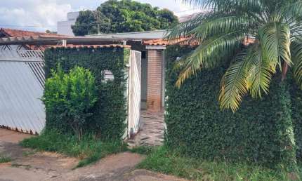 Casa 200m2, 2 Dormitórios, 1 Suíte, Sala, Cozinha, Lavanderia, 1 Vaga de Garagem Coberta, Amplo Quintal, Ótima Localização