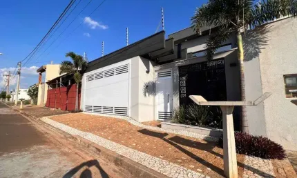 Casa Alto Padrão 180m2, 3 Dormitórios, 3 Suítes, Acabamento em Porcelanato, Cozinha Americana, 4 Vagas de garagem, Área Gourmet e Piscina