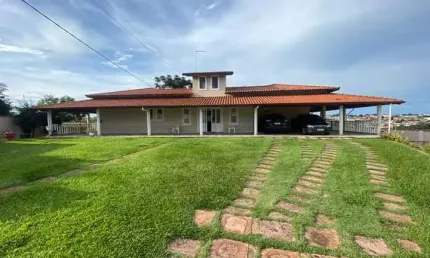 Chácara 3000m2, Casa Sede com 465m2, 6 Dormitórios, 5 Suítes, Moveis Planejados, Área Gourmet com Churrasqueira e Piscina, Pomar, Ótima Localização
