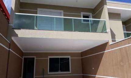 Casa Sobrado Nova 180m2, 4 Dormitórios, 2 Suítes, 4 Vagas de Garagem, Área Gourmet, Varanda, Jardim de Inverno, Ótima Localização