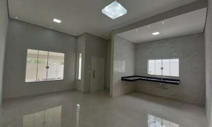 Casa Nova 121m2, 3 Dormitórios, 1 Suíte, Cozinha Americana, Acabamento em Porcelanato, 2 Vagas Cobertas, Quintal, Jardim, Ótima Localização