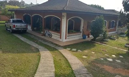 Chácara 4000m2, Casa Sede com 560m2, 3 Dormitórios Sendo 1 Suíte, Área Gourmet com Churrasqueira e Piscina, Galpão, Pomar Formado, Casa De Hospede