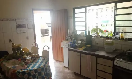 Casa 300m2, 2 Dormitórios Amplos, Sala Grande, Casa Toda Avarandada, 4 Vagas de Garagem, Terreno de 600m2, Ótima Localização