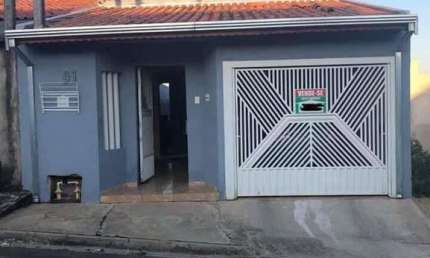 Casa 100m2, 2 Dormitórios, Sala de Estar, Sala de Jantar, Porão, Garagem Coberta Para 1 Veículo, Ótima Localização