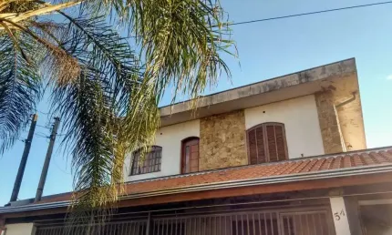 Casa Sobrado 284,50m2, 3 Dormitórios, 1 Suíte, Salão Amplo de 110m2, Despensa, Moveis Planejados na Cozinha, Quintal Amplo, 5 Vagas de Garagem
