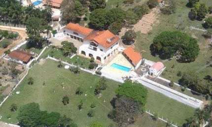 Chácara 1,5 Alqueires, Casa Sede com 6 Dormitórios, 5 Suítes Sendo 1 Suíte Master, Sala Com Lareira, Cozinha Planejada, Área de Lazer Completa, Curral