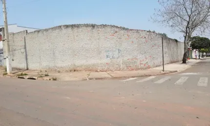 Terreno 525m2, Localização Privilegiada Apenas 5 Minutos do Centro, Terreno Plano e Documentado, De Esquina