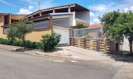 Casa Sobrado 200m2, 4 Dormitórios, 2 Suítes, 3 Vagas de Garagem, Área Gourmet com Churrasqueira, Varanda Ampla, Quintal, Cozinha Americana