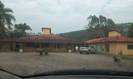 Sítio 9,8 Alqueires, Aproveitamento de 7 Alqueires, Ótima Topografia, Rica em Água, Casa Sede com Área de Lazer, Casa Caseiro, Curral, Pomar, Capela