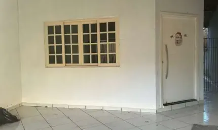 Casa Térrea 136m2 2 Dorms 1 Suite, com garagem para 2 carros, sala, sala de jantar, cozinha, banheiro social, 2 quartos, e suite com sacada. Possui um
