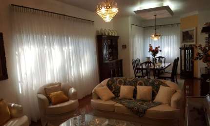 Casa Duplex 450m2, 4 Dormitórios, 4 Suítes, 1 Suíte c/ Closet, 10 Vagas de Garagem, Amplo Quintal, Jardim, Churrasqueira, Terreno de 750m2