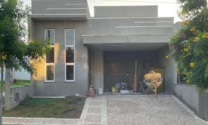 Casa em Condomínio de Luxo na Vila Monte Alegre, Paulínia-SP: 3 quartos, 2 suítes, 2 salas, 3 banheiros, 4 vagas, 147m².