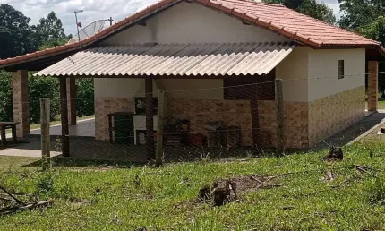 Sítio 27000m2 casa 2 dorms,banheiro,sala,cozinha,lavanderia,vaga coberta,área de churrasqueira,pomar,bem cercado,6 kms de angatuba
