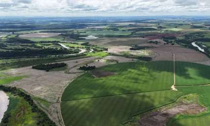 EXCELENTE FAZENDA PRODUTORA DE GRA?OS NA REGIA?O DE PARANAPANEMA-SP ??    - A?rea Total: 205 Alqueires Paulista ou 497 Hectares   - Agricultura: 165 Alqueires   - 3 Pivo?s irrigando 97 Alqueires   - P