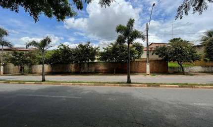 Vende-se ótimo terreno Comercial, ? localizado no Bairro Chácara Junqueira, Tatuí-SP.   Lote Medindo 900m², murado e escriturado.   ?Próximo ao UPA 24h e Prefeitura.  ?Com fácil acesso à Rodovia Antôn