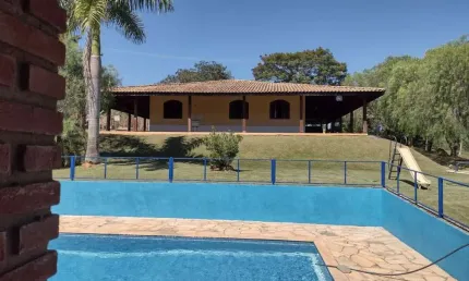 Chácara à venda em Área Rural de Artur Nogueira-SP com 3 quartos, 1 suíte, 2 salas e 2 vagas de garagem!