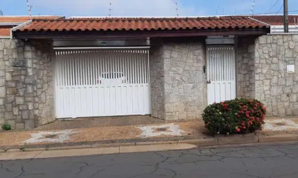 Casa à venda em Americana-SP, Jardim Ipiranga: 3 quartos, 1 suíte, 2 salas, 2 banheiros, 4 vagas, 208m². Agende sua visita!