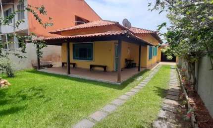 Excelente casa em São Pedro da Aldeia/  RJ ( Região dos Lagos) a 200 metros da lagoa. Casa linear com 03 quartos, sendo 1 suíte, ampla sala, varanda, 02 banheiros, área de serviço e garagem para 4 car