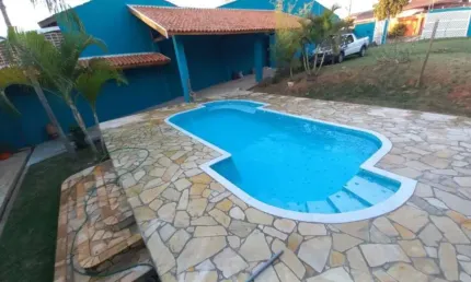 CASA A VENDA EM JAGUARIUNA EM CONDOMINIO ? 2 quartos sendo 2 suítes; ? Sala Ampla; ? Piscina; ? 191 m² de área construída; ? 1179 m² de terreno; ? Em condomínio Esta encantadora propriedade oferece um
