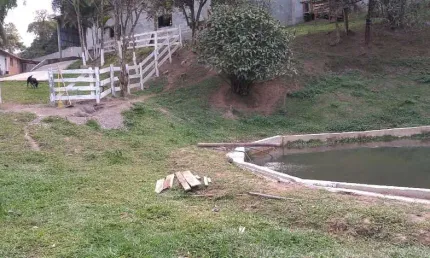 Chácara à venda em São Paulo-SP, Parque Maria Fernandes! 4 quartos, 3 salas, 2 banheiros, 5 vagas de garagem, 250 m². Aproveite!