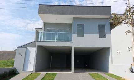 Casa em condomínio fechado Terreno 250,00m².  Área construída 233,69m²  ? Casa com garagem para 4 carros cobertos e 3 descobertos ? Deposito na garagem com 15,00m² ? 3 dormitórios sendo uma suíte com 