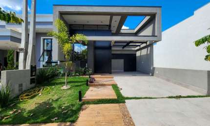 Casa em Condomínio de Luxo na Vila Monte Alegre - Paulínia-SP: 3 quartos, 2 suítes, 2 salas, 3 banheiros, 4 vagas, 140m². Venha conferir!