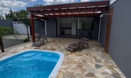 Chácara à venda em Tatuí-SP, bairro Mirandas: 2 quartos, 2 salas, 2 banheiros, 4 vagas de garagem, 180m² de área. Venha conferir agora!