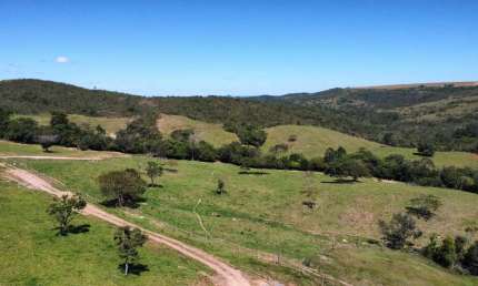 Fazenda à venda em Luziânia-GO: 5 quartos, 2 suítes, 3 salas, 3 banheiros, 5 vagas, 677.600m²!