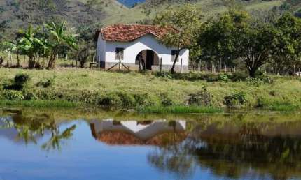 Fazenda  itaiassu  com 291 hectares (2.910.000m2  com 3 represas    118 baías de cavalos  6 casas de colonos    escritório,laboratório veterinário curral com ordenha mecânica  galpão  de apoio  casa s