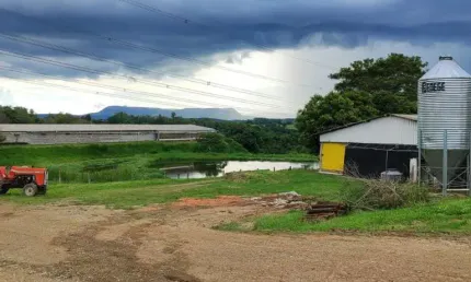 EXCELENTE GRANJA DE FRANGOS EM PORANGABA-SP ??   - Área Total 12 Alqueires ou 29,04 Hectares - 2 Poços Artesanais C/90m e 345m, 8 Reservatório D'água 210.000L, 3 Açudes Naturais - BENFEITORIAS: 4 Casa