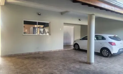 Casa à venda em Hortolândia-SP: Espaçosa residência com 5 quartos, 1 suíte, 3 banheiros e 5 vagas de garagem no Jardim Campos Verdes.