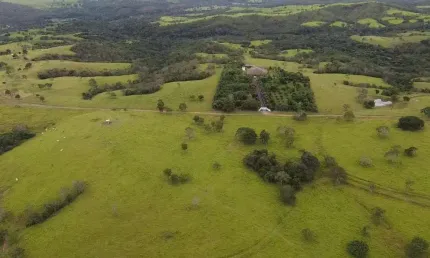 Fazenda em Luziânia  1.702 hectares (351 alqueires). 37 divisões de pasto. Toda no arame liso. Margeia Rio São Bartolomeu 7.5 km. Várias represas. Nascentes. Dupla aptidão. Planta 800 hectares. Altitu