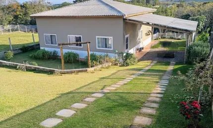 Chácara em condomínio de luxo em alambari-sp: 3 quartos, 1 suíte, 2 salas, 2 banheiros, 5 vagas de garagem, 104,45m² de área.