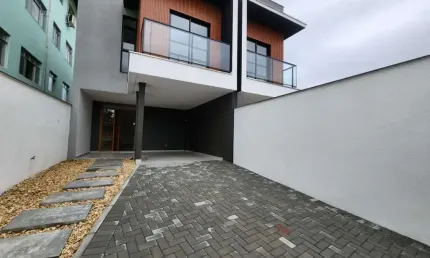 Sobrado para Venda em Joinville, Floresta, 3 dormitórios, 1 suíte, 2 banheiros, 2 vagas