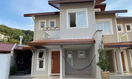 Casa em Condomínio para Venda em Joinville, América, 3 dormitórios, 3 suítes, 4 banheiros, 1 vaga