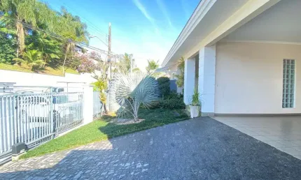 Casa para Venda em Joinville, América, 3 dormitórios, 1 suíte, 2 banheiros, 4 vagas