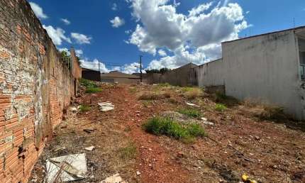 Terreno à venda no Cidade Jardim em Patos de Minas-MG com 312 m², rua tranquila e excelente localização. Ideal para moradia ou investimento. Confira!