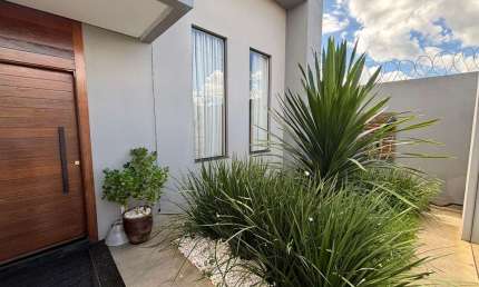 Casa Moderna à Venda no Residencial Barreiro, Patos de Minas - 3 Dormitórios, Piscina e Área Gourmet