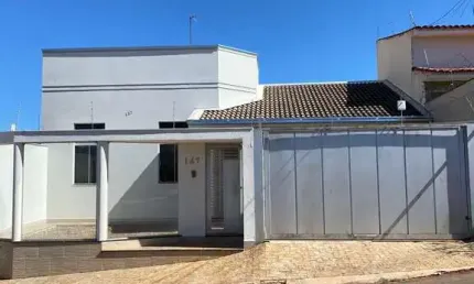 Casa com Quintal Amplo à Venda no Jardim Califórnia – 3 Quartos e Suíte com Hidro | Patos de Minas
