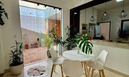 Casa à Venda no Condomínio Boungaville – 4 Quartos, 180m²