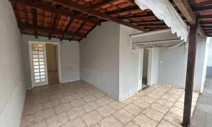 Casa à Venda em Patos de Minas - 3 Quartos, Suíte e 1 Vaga de Garagem