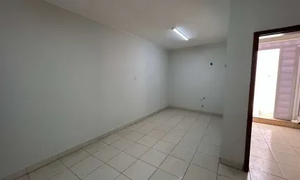 Sala Comercial para Locação - 60m² Internos + 100m² Externos na Rua Olegário Maciel
