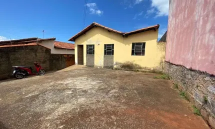 Casa à Venda no Jardim Aquários – 2 Quartos, Quintal e 200m² em Patos de Minas