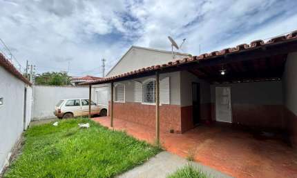 Casa à Venda na Várzea – Espaçosa, Murada e Bem Localizada!