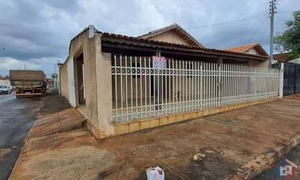 Casa de Esquina à Venda no Alvorada – Patos de Minas | 3 Quartos e Área para Veículos