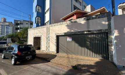 Sobrado para Locação no Centro de Patos de Minas com 3 Quartos e Churrasqueira